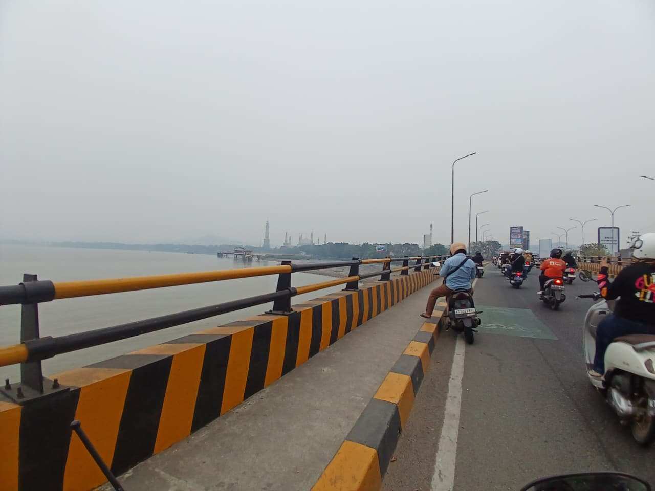 Samarinda Dikepung Asap Karhutla dari Kukar, Warga Keluhkan Sesak dan Mata Perih
