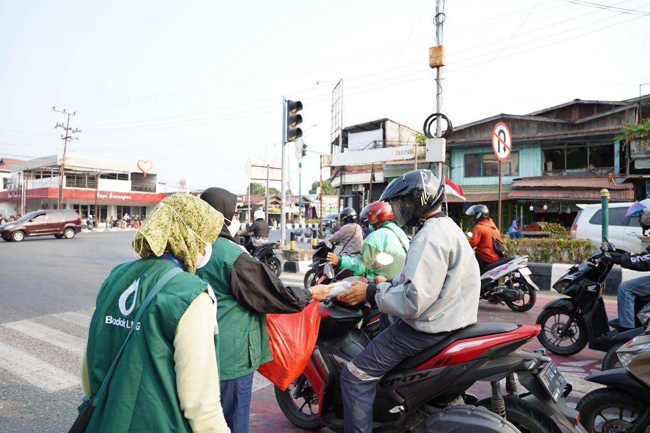 Tanggap Kabut Asap di Bontang, Badak LNG Bagikan Ribuan Masker Gratis