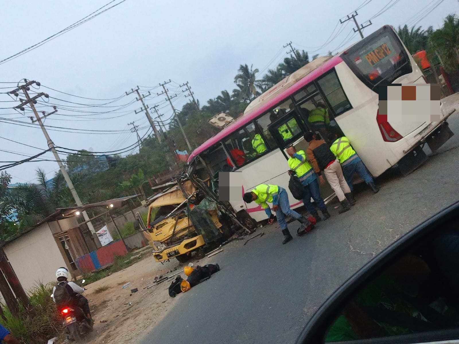 Diduga Mengantuk, Truk Pasir Tabrak Bus Karyawan Tambang di Poros Bontang-Samarinda