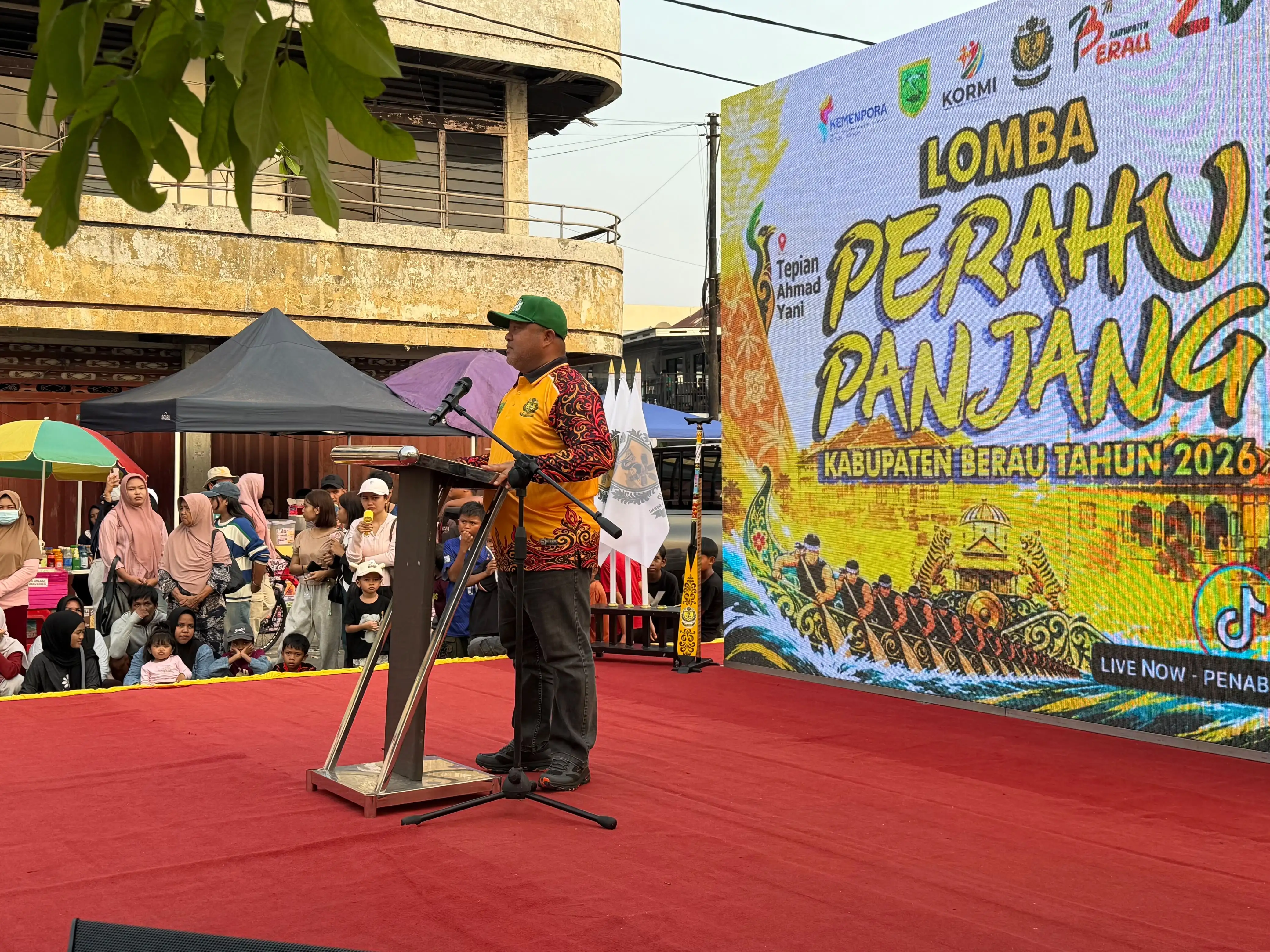 Menembus Kabut Asap: Ketika Perahu Panjang Jadi Simbol Ketangguhan Warga Berau
