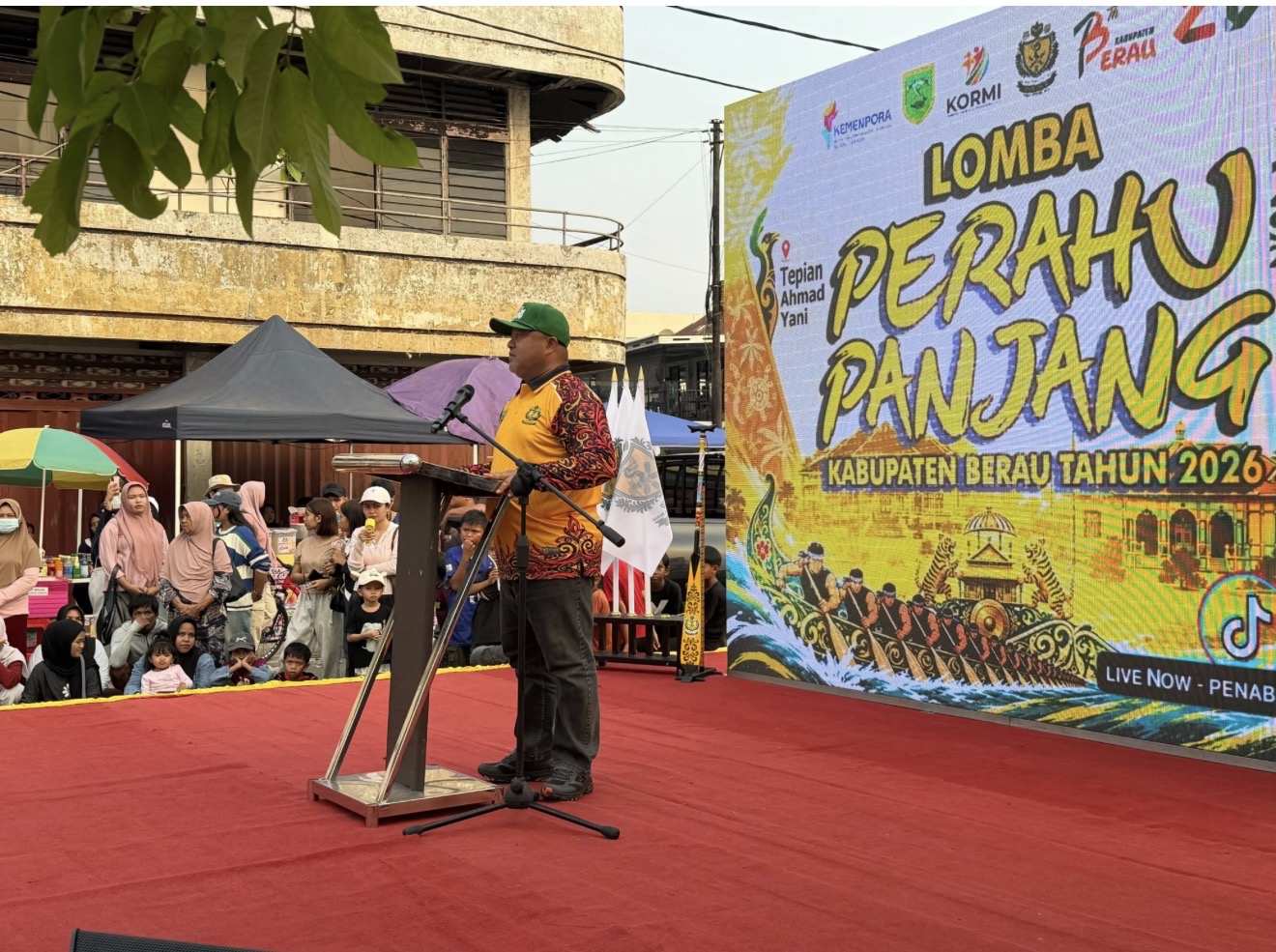 Menembus Kabut Asap: Ketika Perahu Panjang Jadi Simbol Ketangguhan Warga Berau