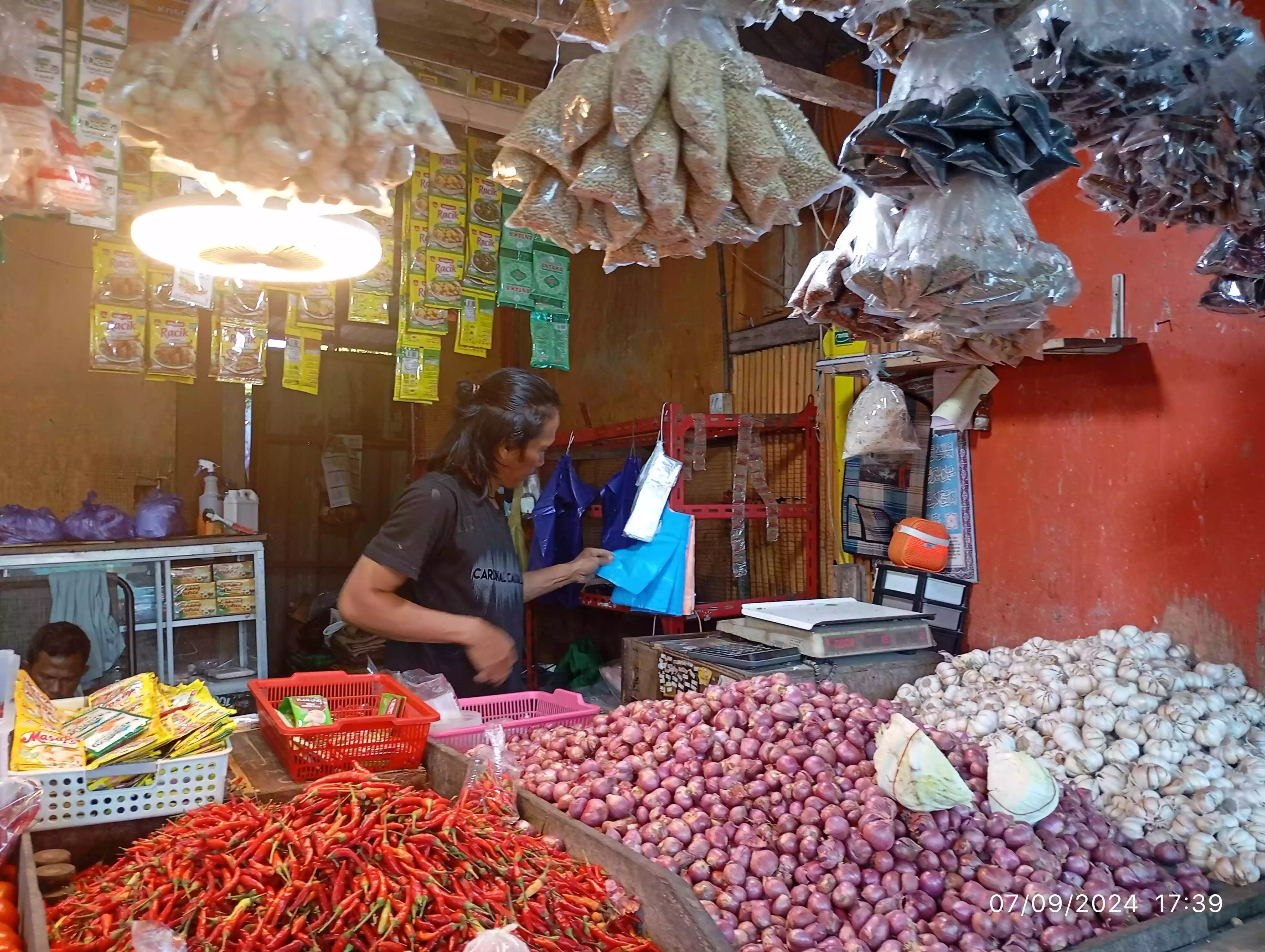 Harga Beras di Pasar Bontang Stabil, Cabai Turun hingga 50 Persen