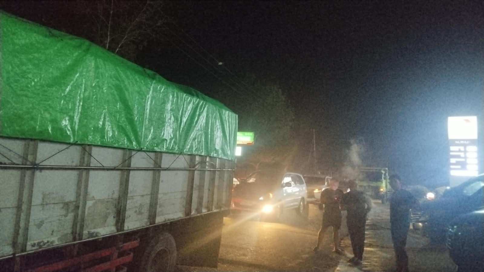 Truk Trailer Pengangkut Paku Bumi Gagal Menanjak di Poros Samarinda-Bontang, Ratusan Kendaraan Terjebak Macet