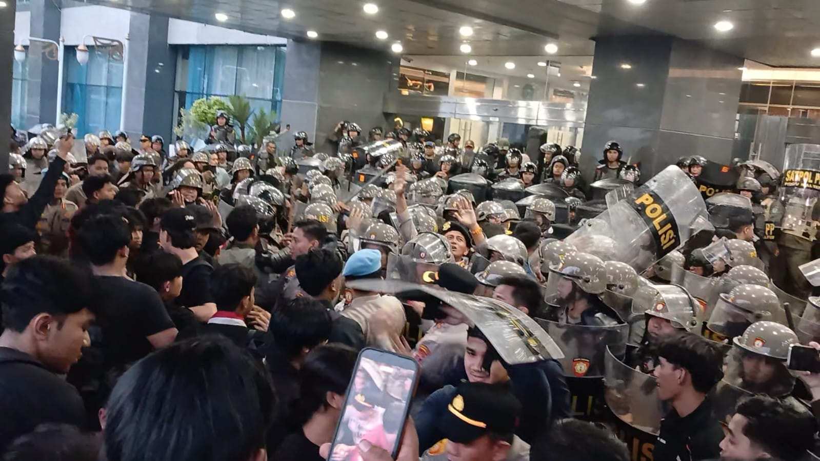 Demo 2 Tahun Prabowo-Gibran di Kaltim Memanas, Massa Sempat Saling Dorong dengan Aparat