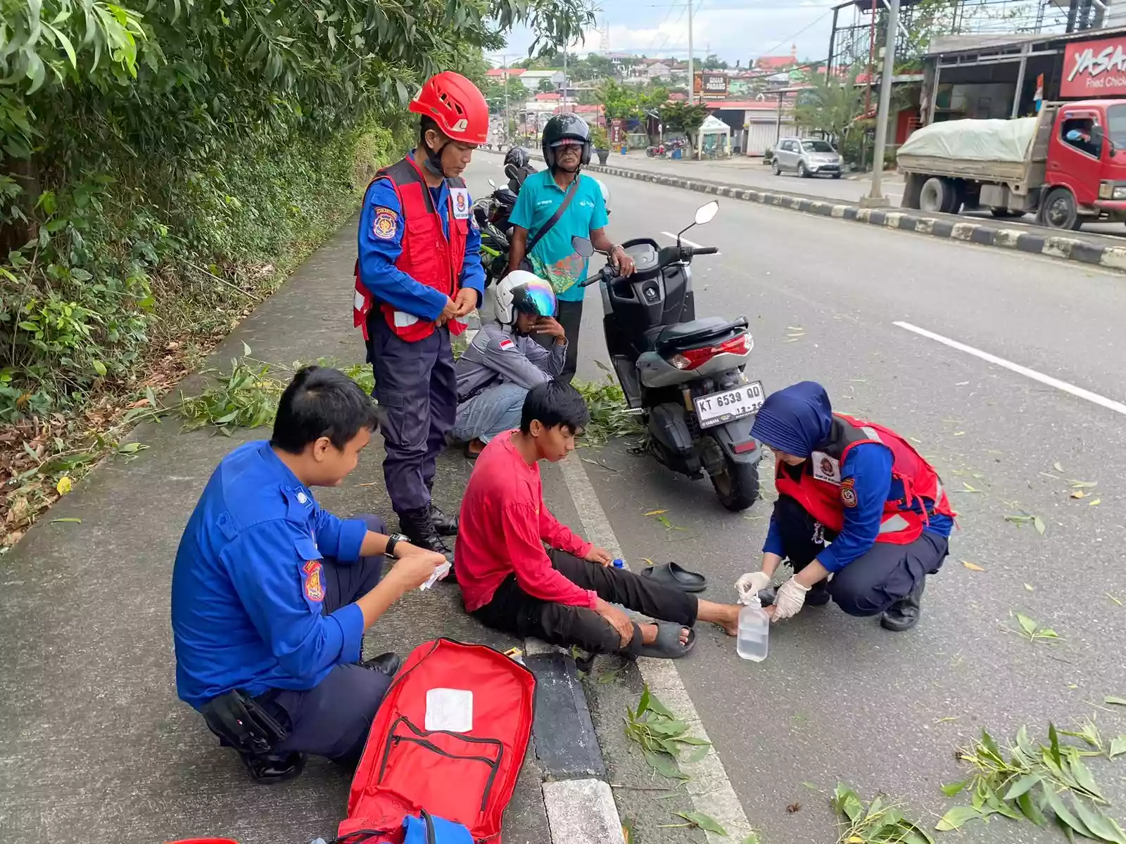 Pengendara Motor Tertimpa Pohon Tumbang di Jalan Cipto Mangunkusumo