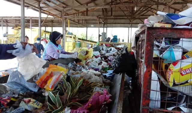 Si Jelita Ajarin Kita Pinter Olah Sampah