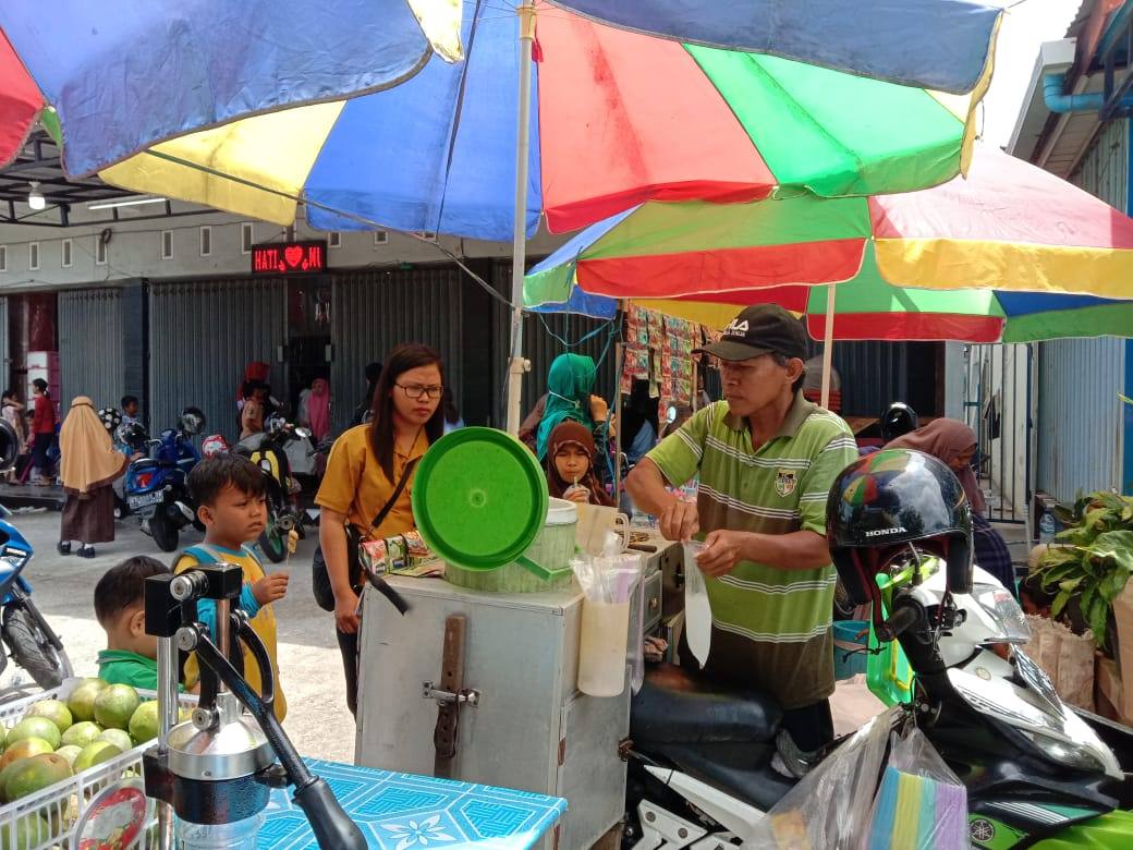 Ngelapak di Toko Senang Hati, Pendapatan Paklek Pentol Ini Jadi Rp 500 Ribu Sehari