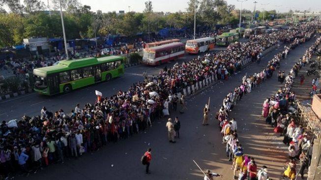 Lockdown di India Kacau, Warga Miskin Nekat Mudik Jalan Kaki