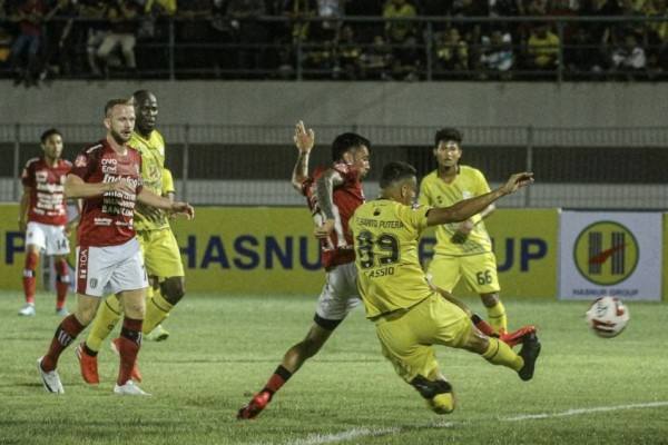 Mantan Pemain Bontang FC Fadil Sausu Tampil Trengginas Tundukkan Barito Putera