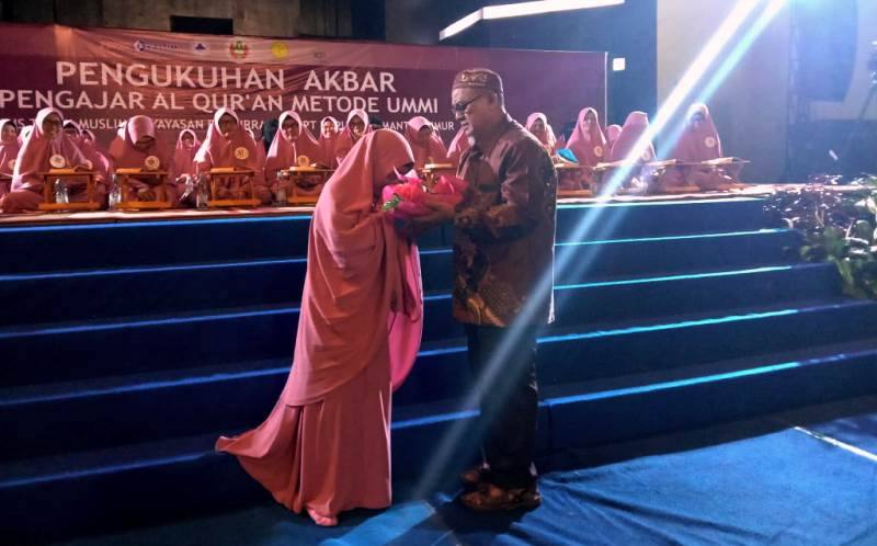 Bunga dan Peluk Bangga Suami untuk Istri Sang Guru Ngaji