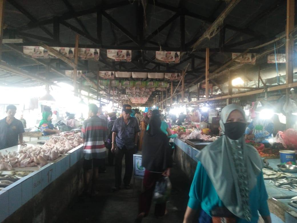 Pemkot Gencar Woro-woro Social Distancing, Pedagang Pasar Lok Tuan Cuek Aja