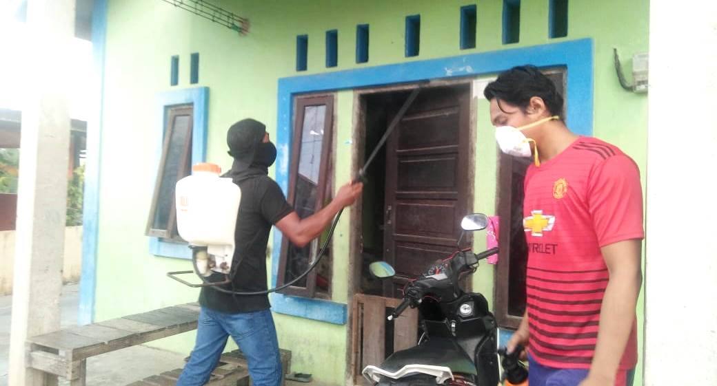 Herman dkk, Pemuda Lok Tuan Penyemprot Disinfektan RT-nya Biar Corona Menjauh