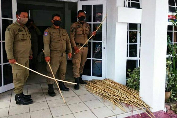 Satpol PP di Kota Ini Bawa Rotan saat Patroli Jam Malam, tapi Tak Seperti Polisi India