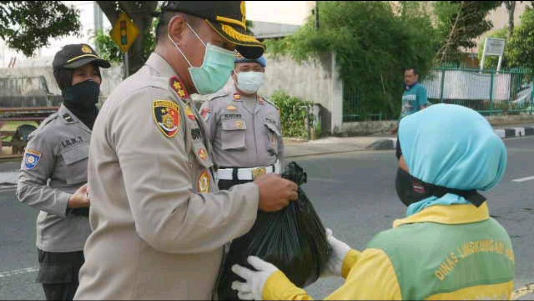 Polres Bontang Bagi Sembako untuk Pekerja Harian
