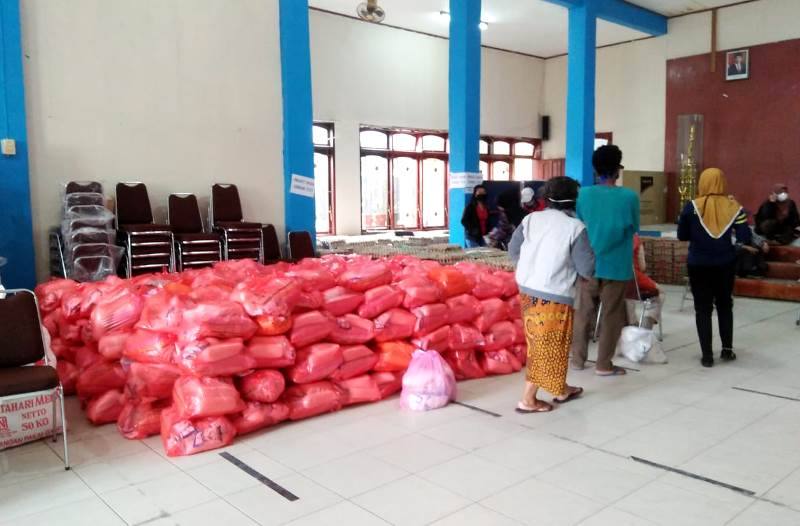 Bantuan Sembako Warga Lok Tuan Dibagi di BPU, Dibuat Tertib Jaga Jarak