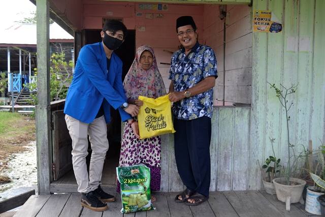 STITEK Bontang Bagikan 110 Paket Sembako kepada Warga Terdampak Wabah di Lingkungan Kampus