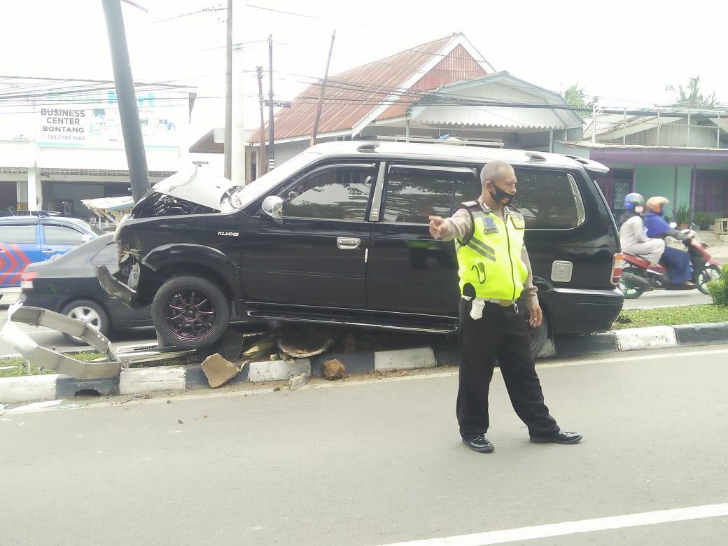 Angkat Telepon Sambil Nyetir, Mobil Penyok Hantam Pembatas Jalan
