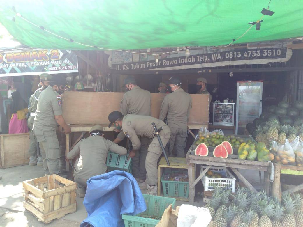 Nekat Masih Jualan, Petugas Bongkar Lapak Pedagang di Pinggir Jalan Pasar Rawa Indah