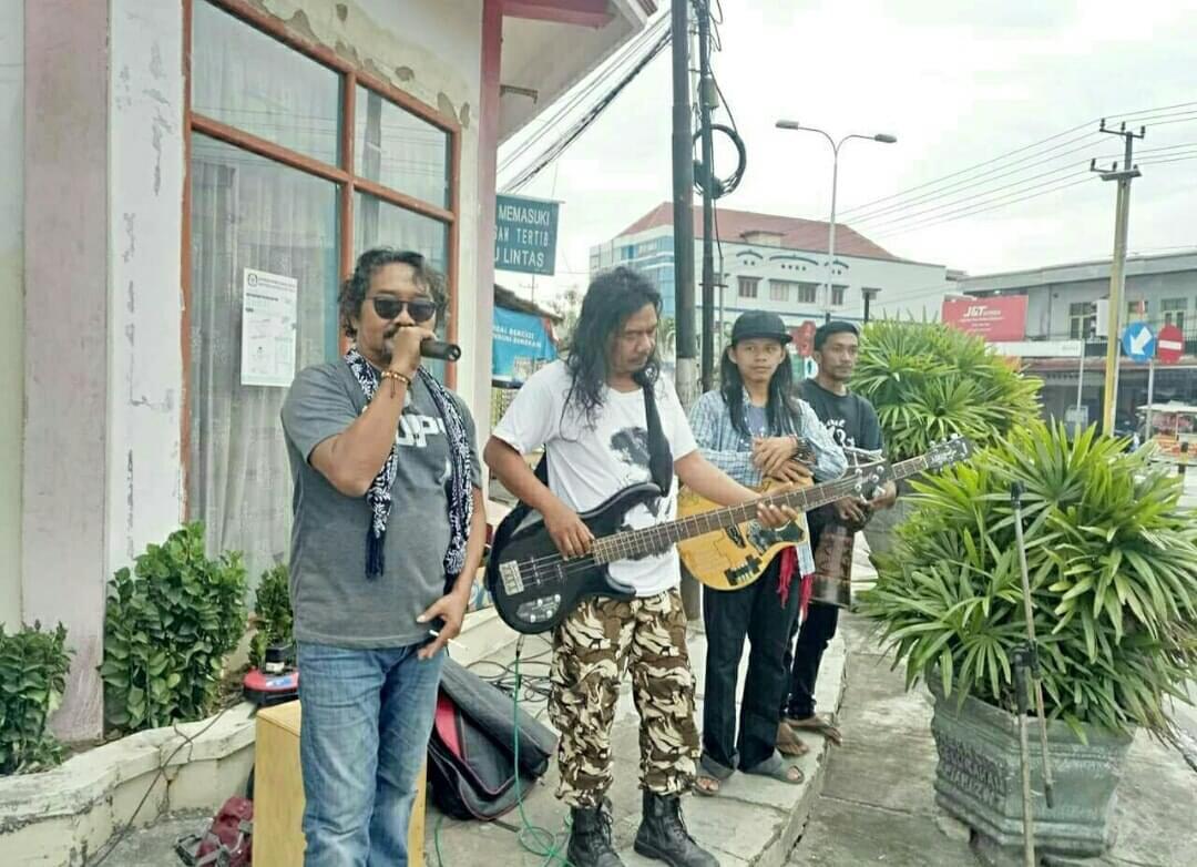 Mengenal Sosok Penggerak Kombes, Sulap Jalanan Jadi Panggung Musik Buat Galang Dana