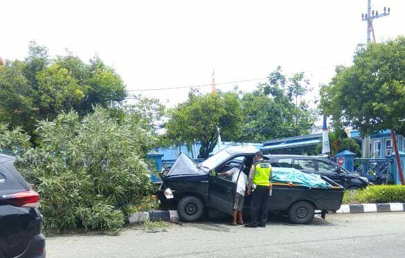 Diduga Mengantuk, Sopir Pick Up Nabrak Pohon di Depan Kantor PDAM Bontang