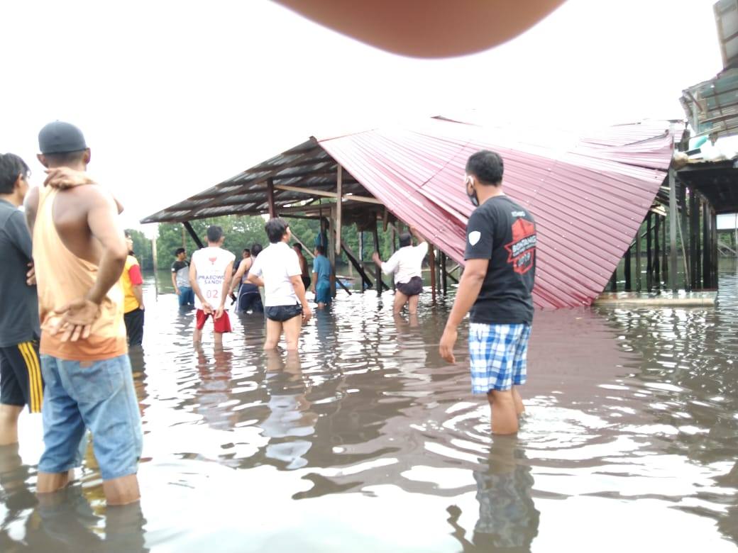 Lagi Dibangun, Rumah Warga di Kampung Mandar Lok Tuan Roboh Usai Ditiup Angin Kencang