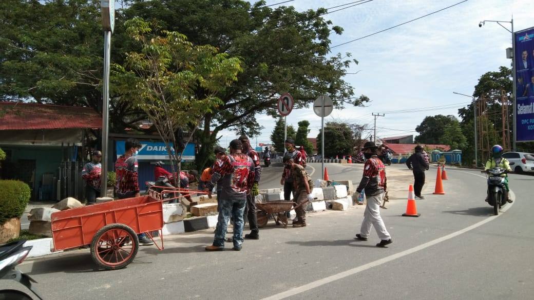 Putar Balik Kejauhan, Beton Pembatas Jalan di Gunung Sari Dibongkar Laskar Macan