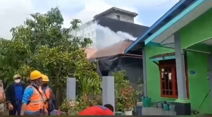 Korsleting, Atap Rumah Warga di Tanjung Laut Indah Terbakar