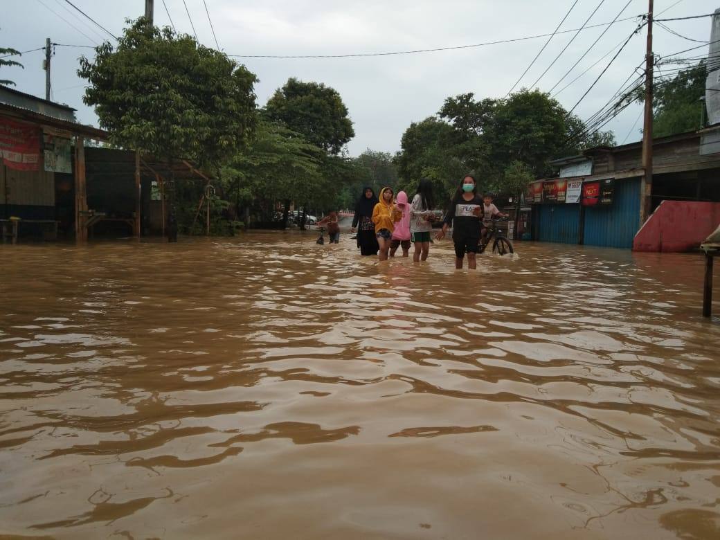 Banjir Belum Surut, Jalan Imam Bonjol Dijadikan Wahana Kolam Renang Anak-anak