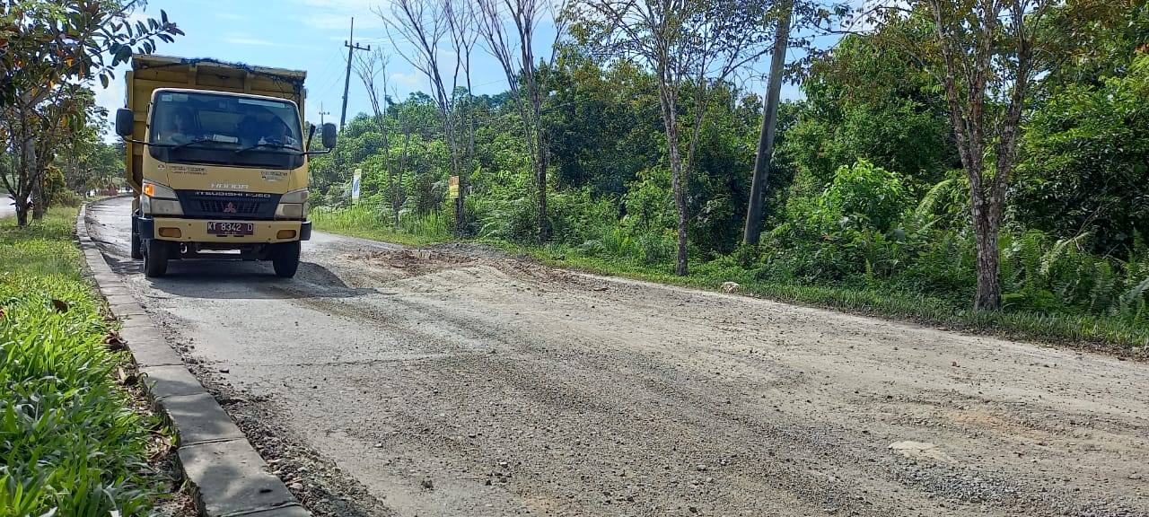 Rutin Dilalui Truk Pengangkut Bikin Jalan Rusak, Pemkot Didesak Awasi Kapasitas Muatan Kendaraan di Bontang Lestari