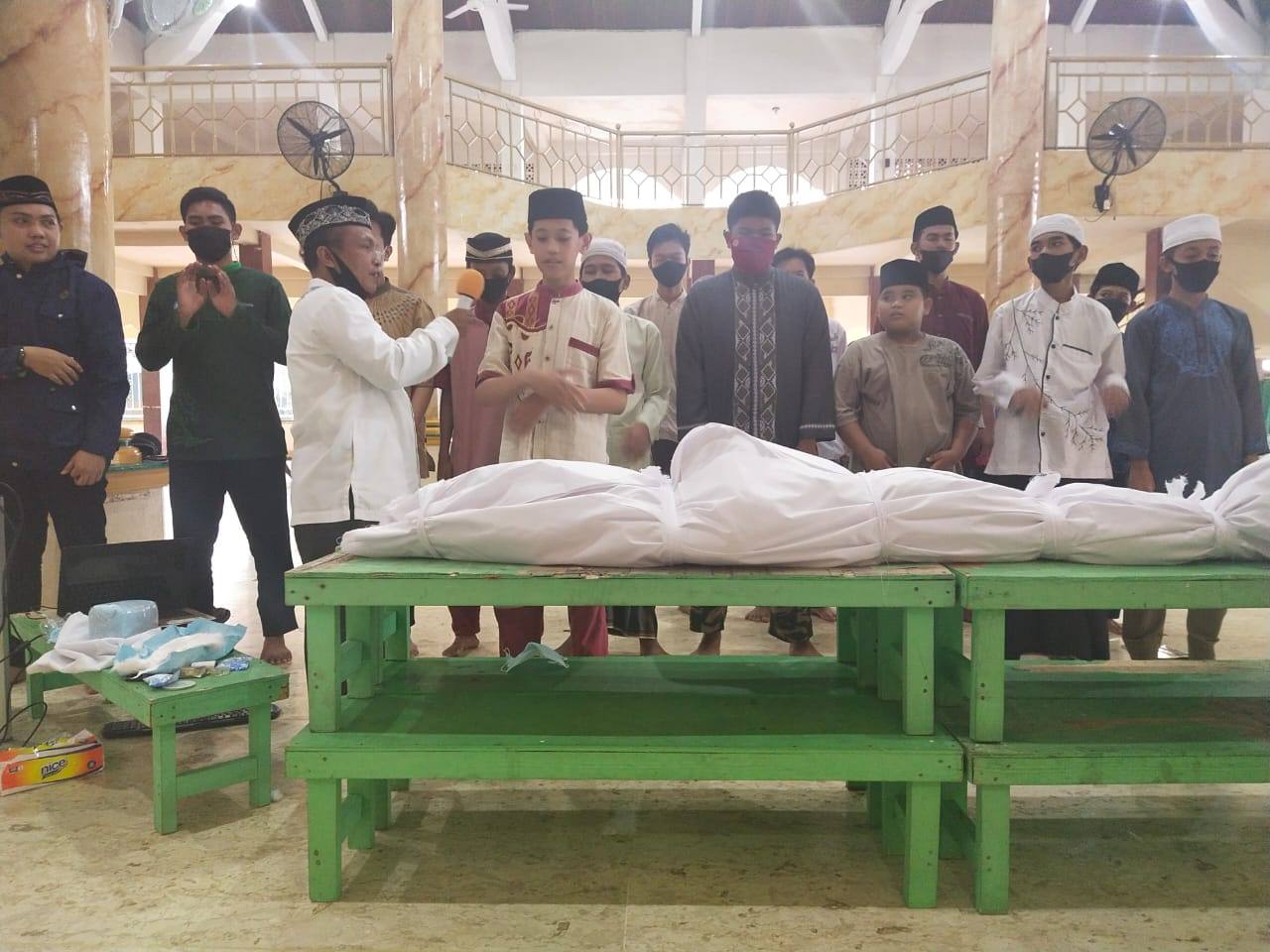 Gema Ramadan, Puluhan Anak Belajar Mandikan Jenazah di Masjid Al Mujahiddin Lok Tuan