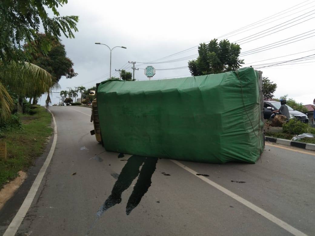 Truk Muatan 3 Ton Popok Bayi Tergelincir di Tanjakan Kilo 6