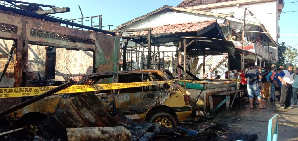 Kebakaran Terjadi di Berbas Tengah, Hangusi Rumah Petak dan Satu Unit Mobil