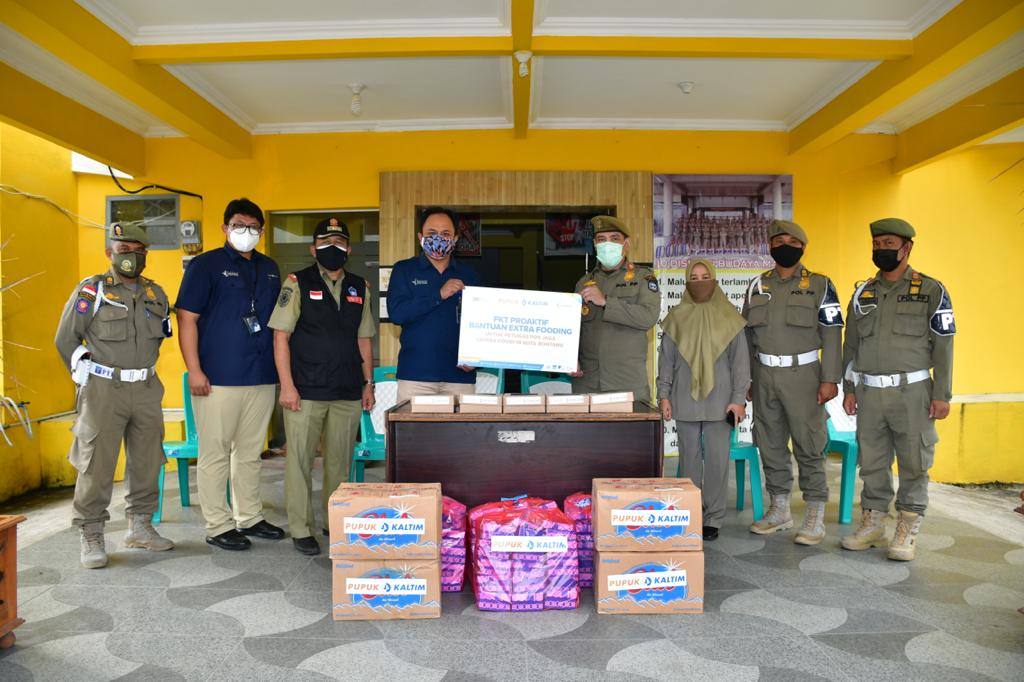 Dukung Petugas Selama PPKM Darurat, PKT Salurkan Paket Makanan ke Satpol PP Bontang