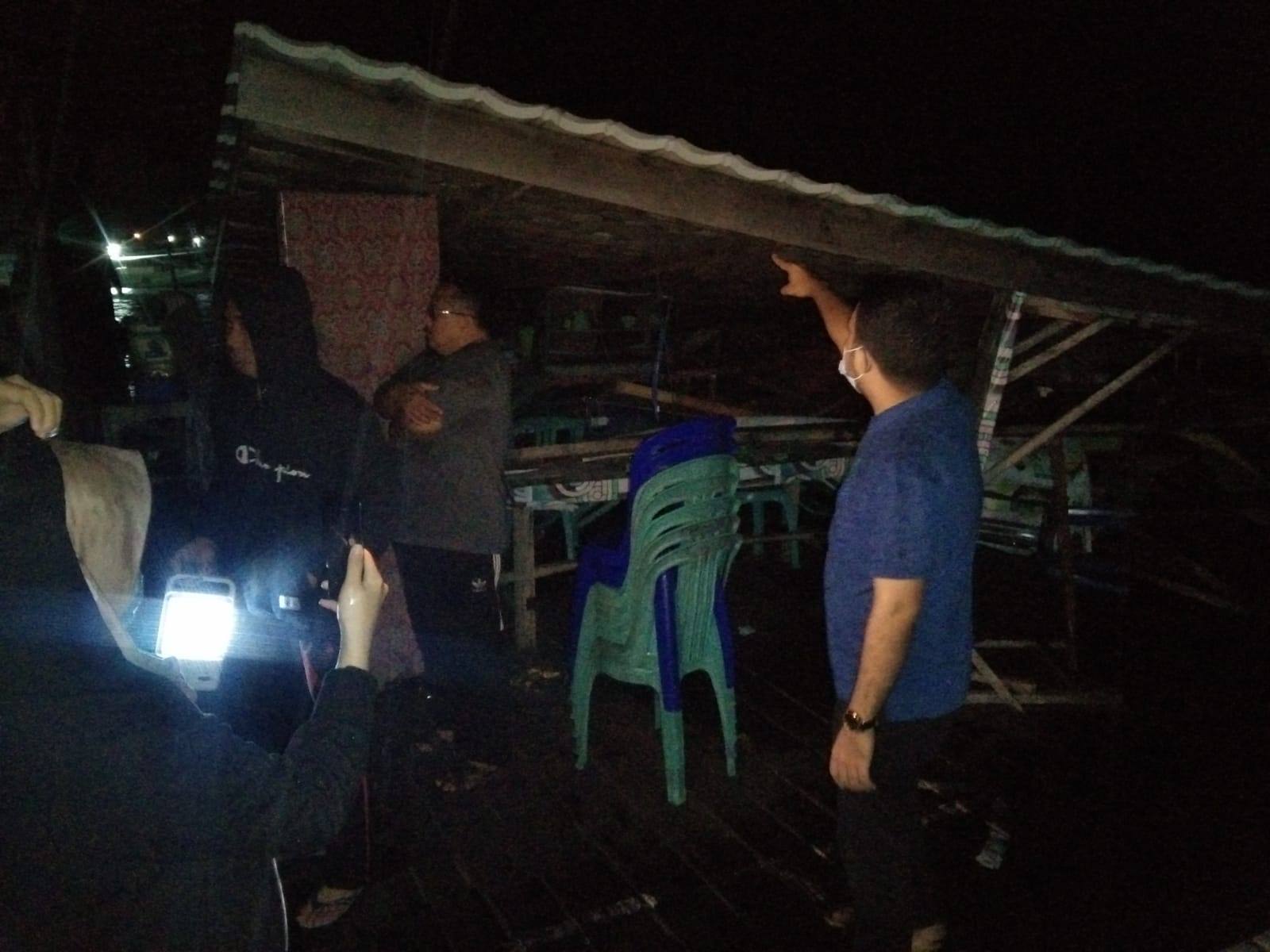 BREAKING NEWS : Hujan Deras dan Angin Kencang, Kapal Bagang Robohkan Cafe di Pujasera Selambai