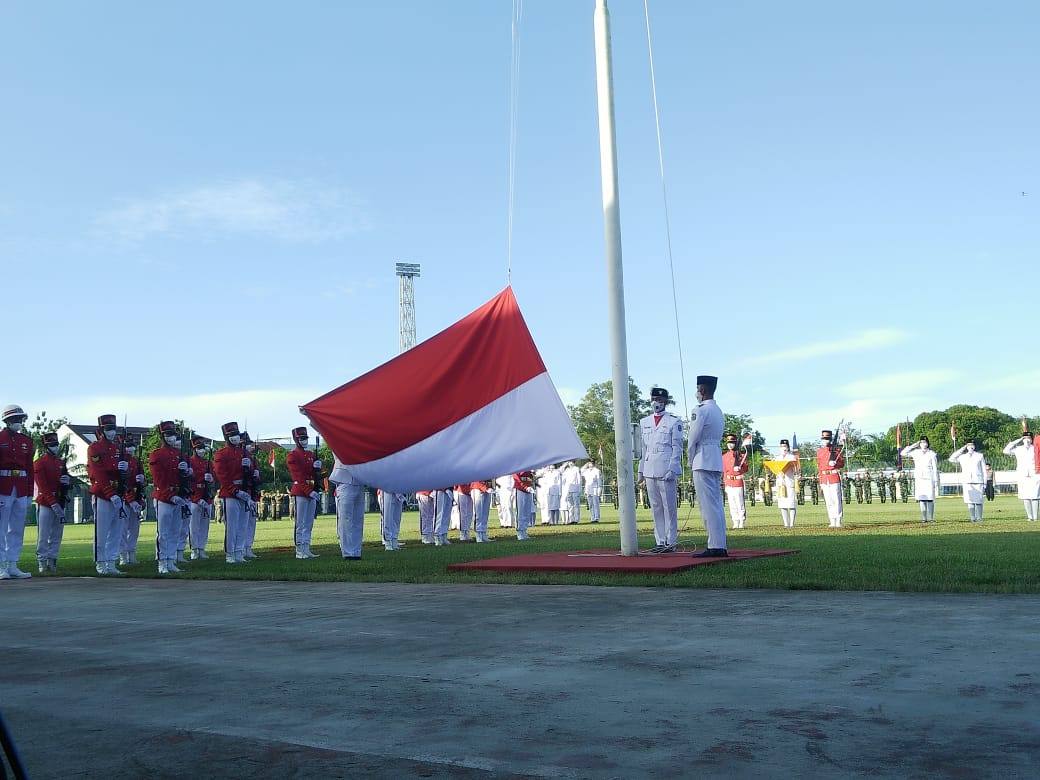 Upacara Penurunan Bendera Lancar, Pembawa Baki dari SMA N 1 Bontang