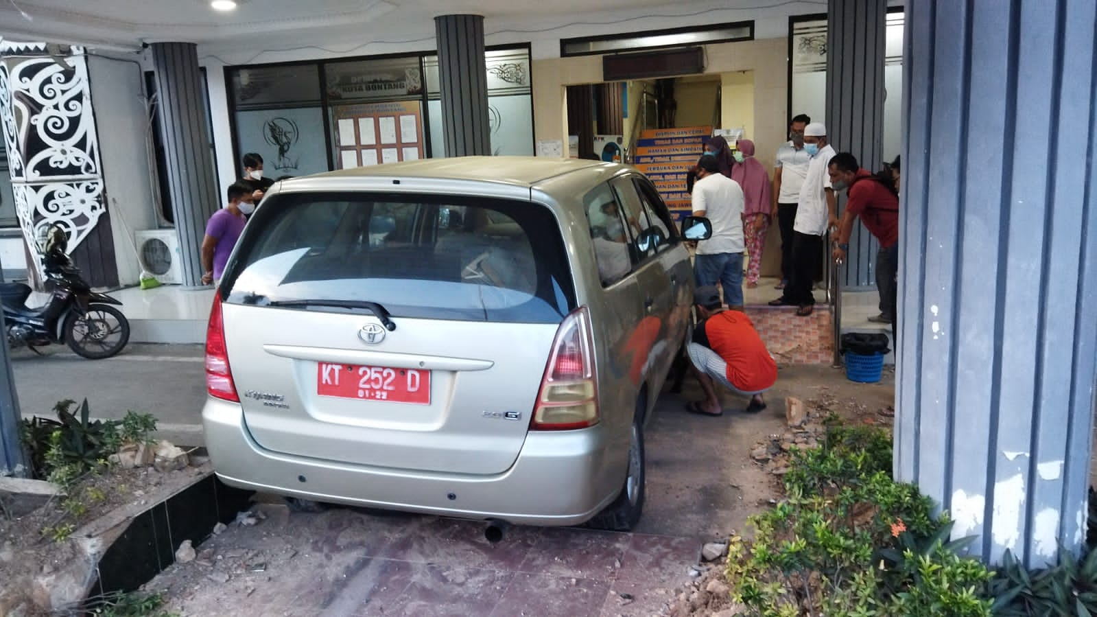 Pintu Utama Gedung DPMPTSP Bontang Rusak, Ditabrak Mobil Plat Merah