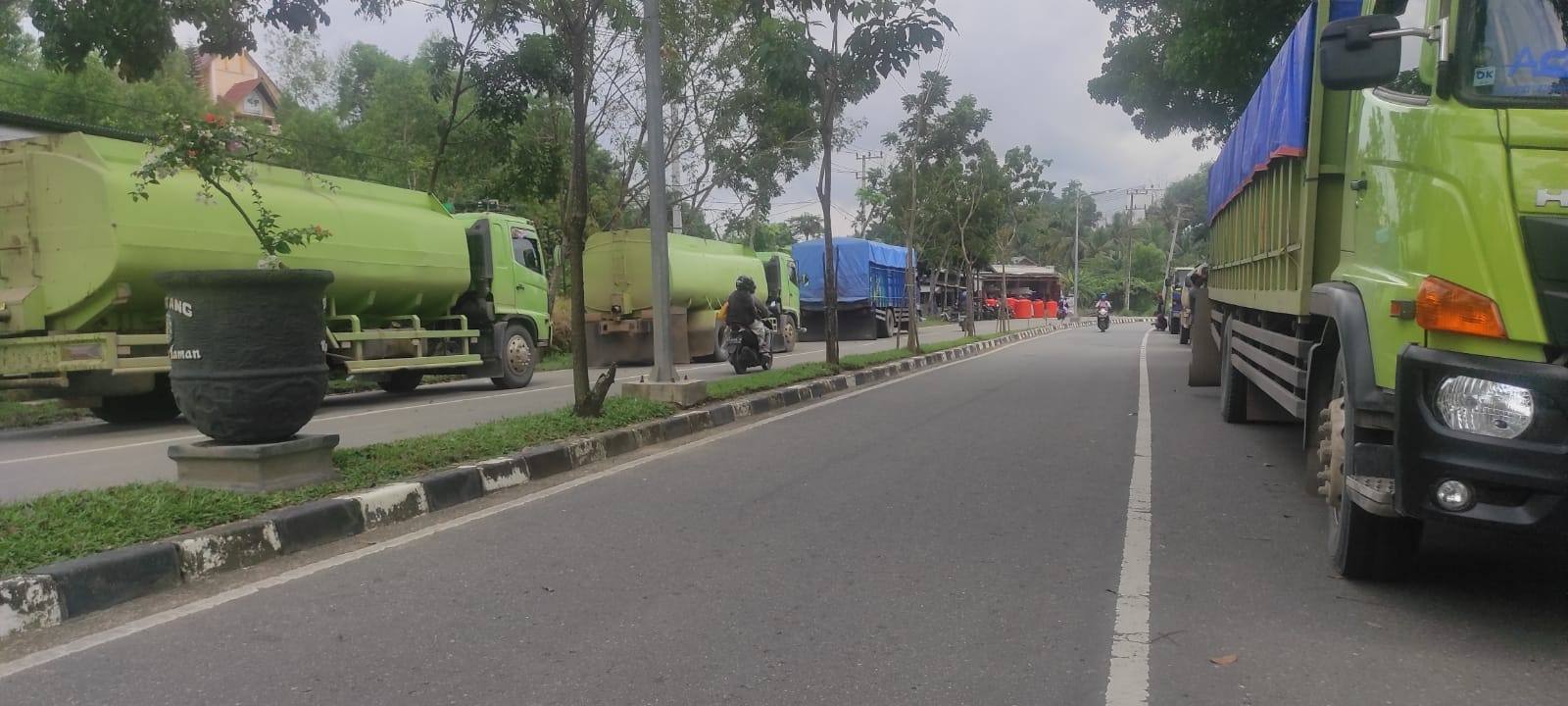 Ormas Ini Hentikan Puluhan Truk Bahan Baku PT EUP