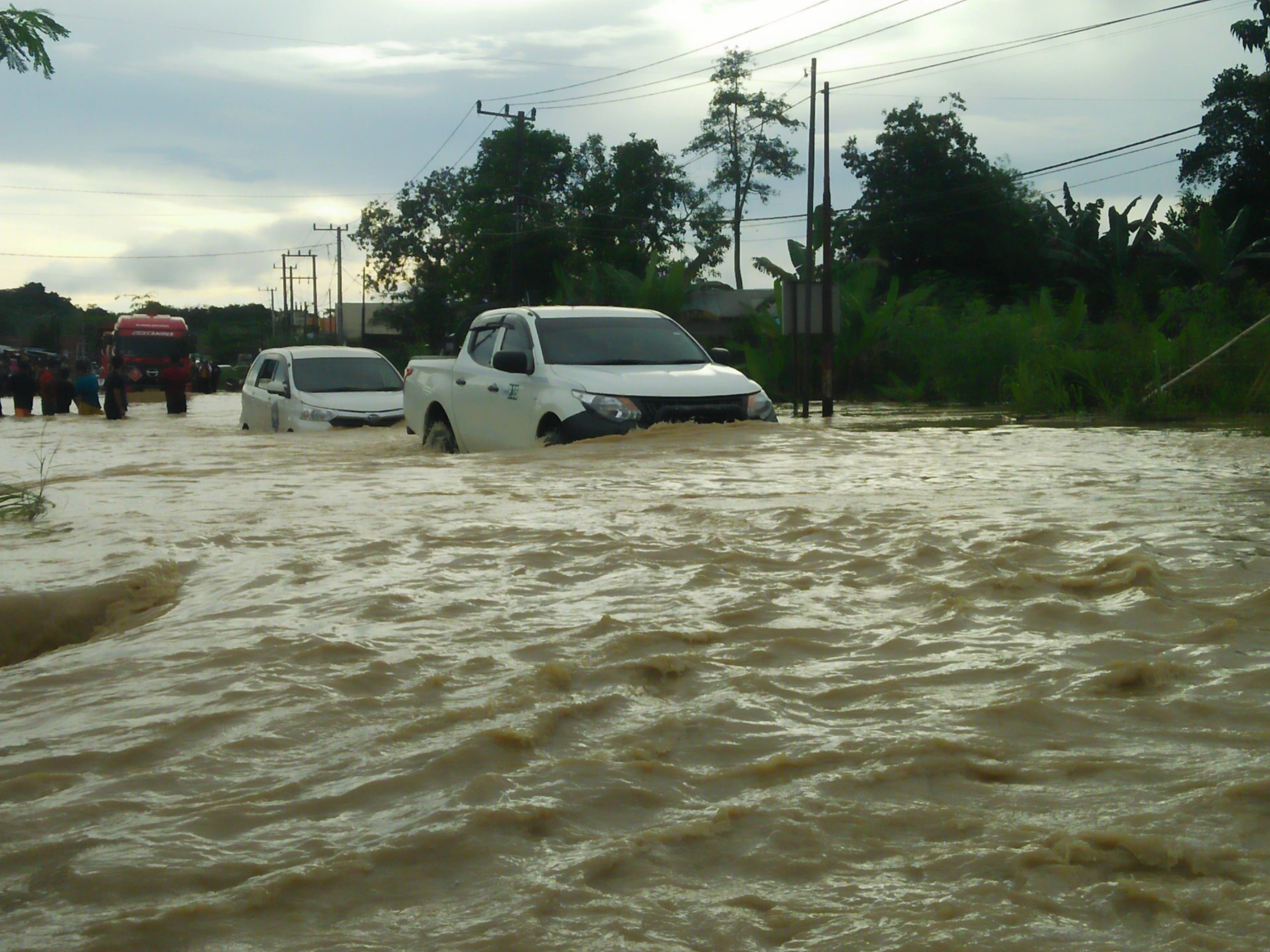 Hati-Hati! Air Sungai Kilo 5 Meluap, Akses Jalan Bontang-Samarinda Macet