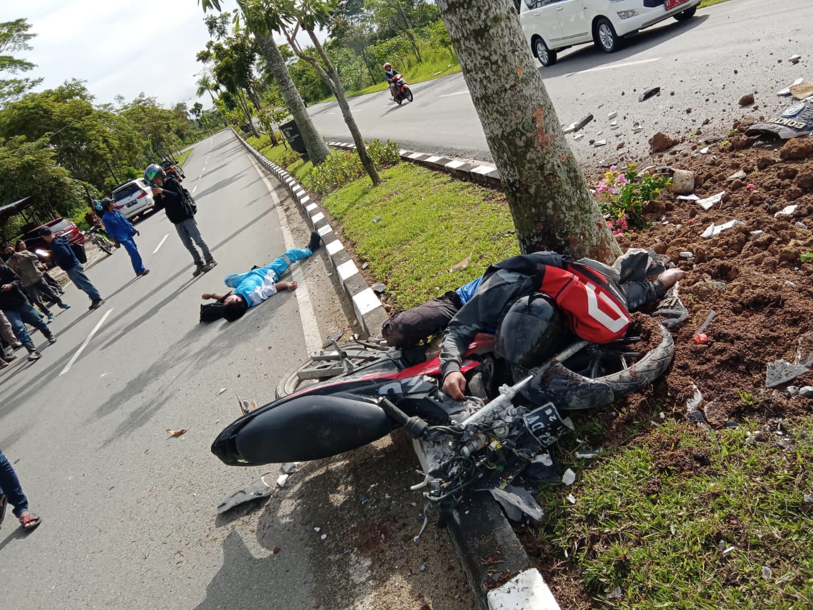 Tabrak Pot Bunga di Median Jalan, 2 Korban Dilarikan ke RSUD Bontang