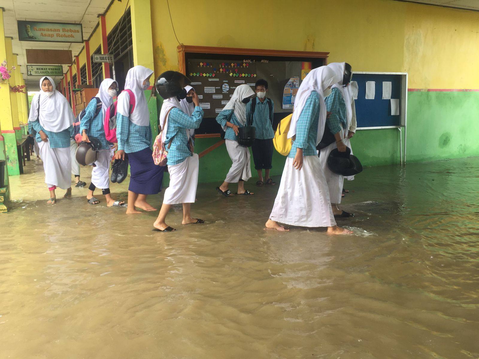 Siswa MTs Al-Ikhlas Terjang Banjir Demi Ikut Ujian Sekolah