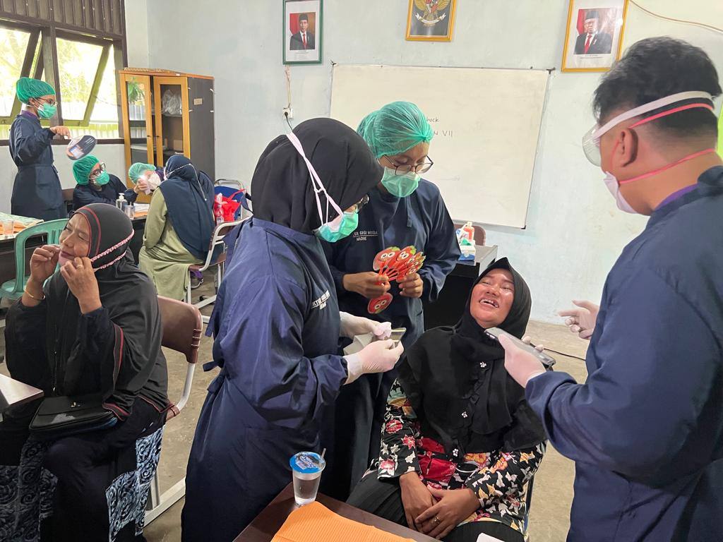 Warga di Lok Tunggul Dapat Layanan Pasang Gigi Palsu Gratis