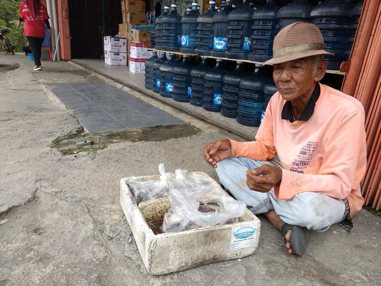 Cerita Kakek Aziz Penjual Ikan dari Tanjung Limau, Pantang Ngemis di Usia Senja