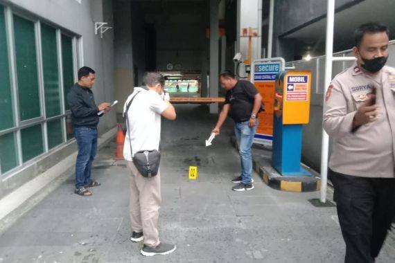 Detik-Detik Balita Jatuh dari Lantai 3 Hotel saat Orang Tuanya Pergi Karaoke, Ya Tuhan
