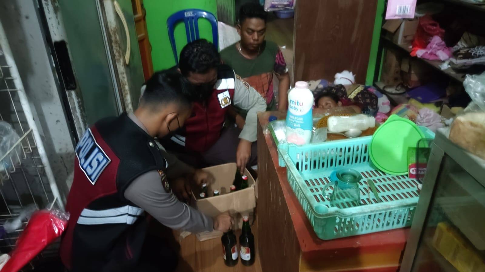 Ya Tuhan Penjual Sembako di Berbas Pantai Nyambi Edarkan Miras, Diciduk Polisi