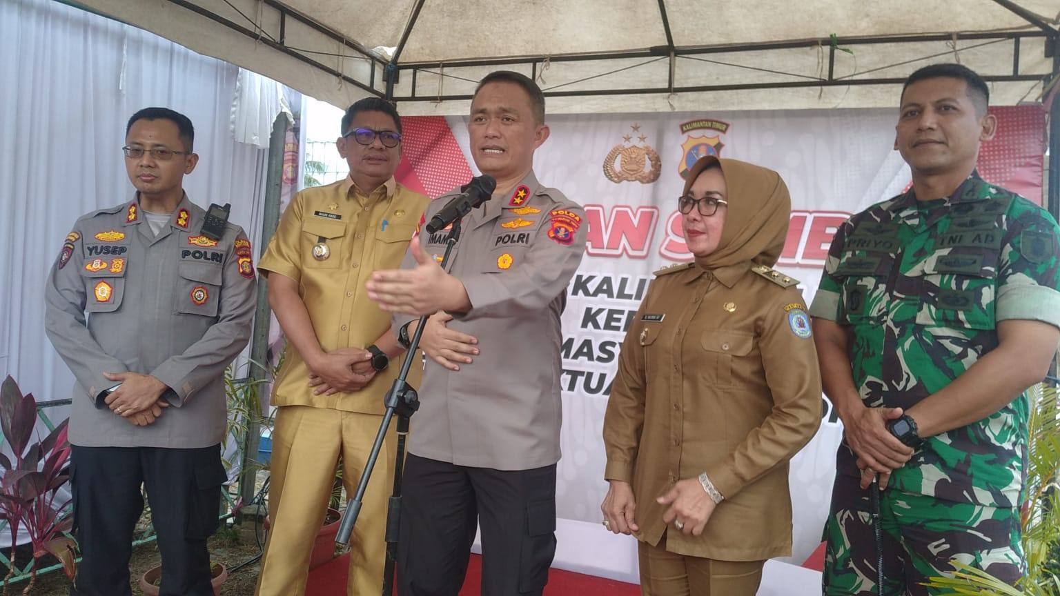 Kapolda Kaltim Salurkan 1.000 Paket Sembako bagi Warga Bontang Terdampak BBM Naik