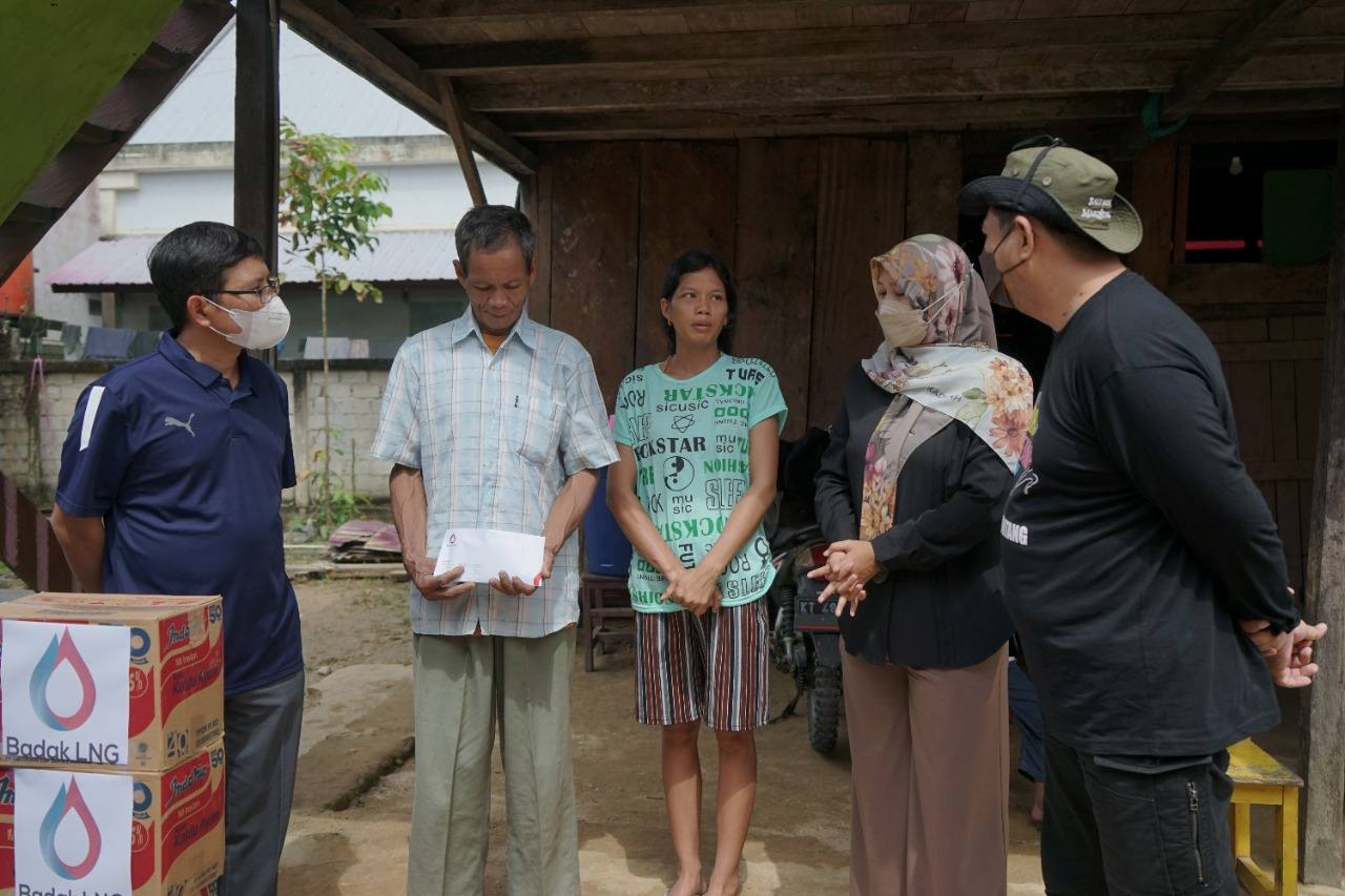 Badak LNG Peduli Berikan Bantuan ke Korban Kebakaran di Telihan