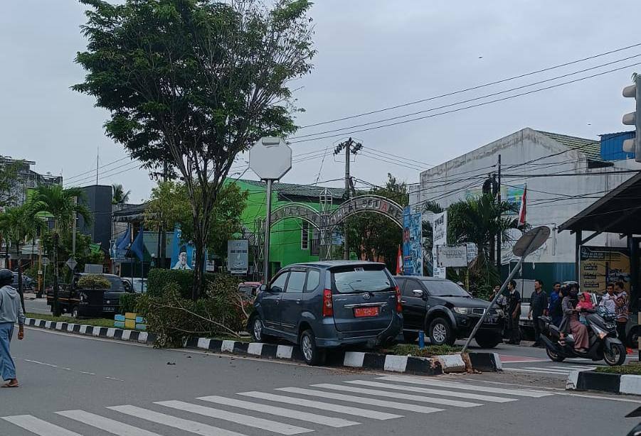 Diduga Menyetir Sambil Mengantuk, Mobil Lurah Tanjung Laut Hantam Median Jalan di Gunsar