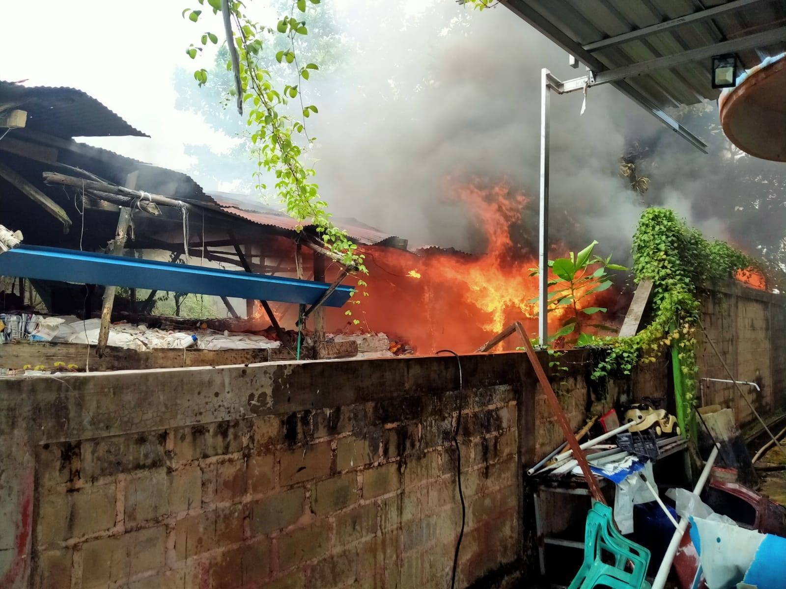Breaking News: Gudang Barang Loakan di Kelurahan Bontang Kuala Terbakar