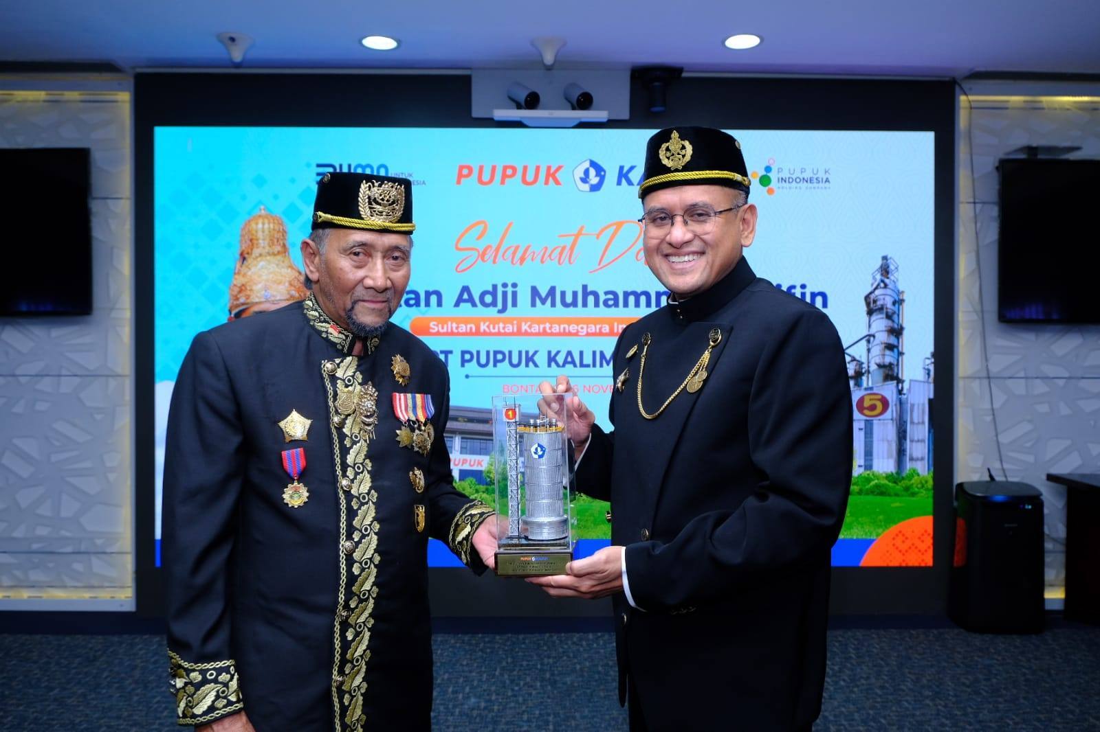 Kunjungi PKT, Sultan Kutai Kartanegara Anugerahi Rahmad Pribadi Gelar Raden Mas Pranata