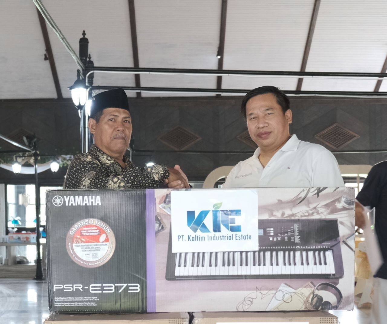 Komitmen Pelestarian Kesenian Daerah, PT KIE Berikan Alat Musik ke Balai Adat Guntung